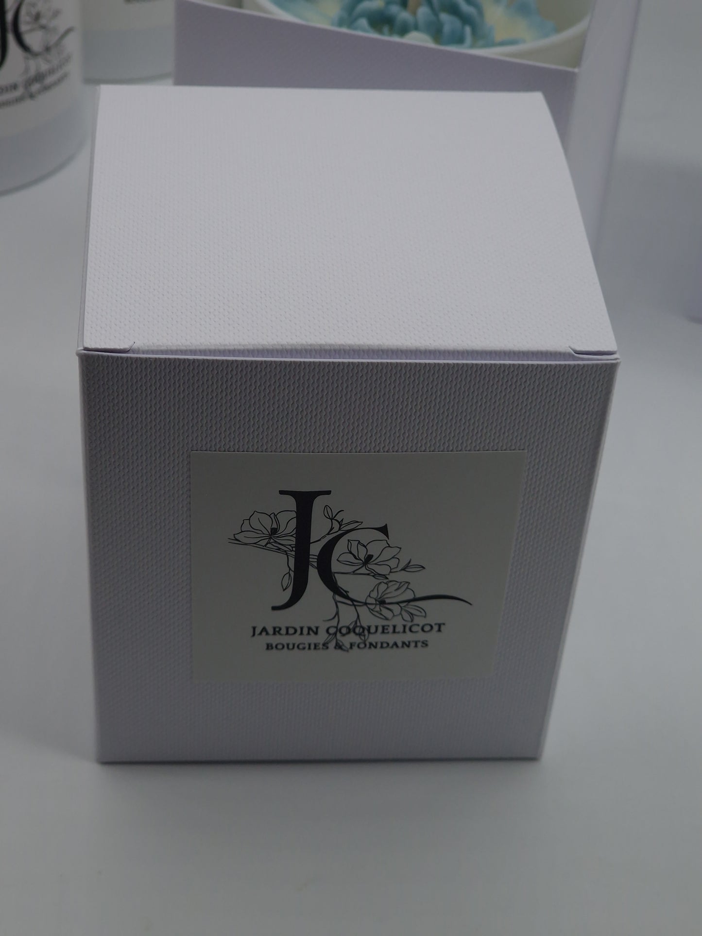 Bougie avec fleur sur le dessus