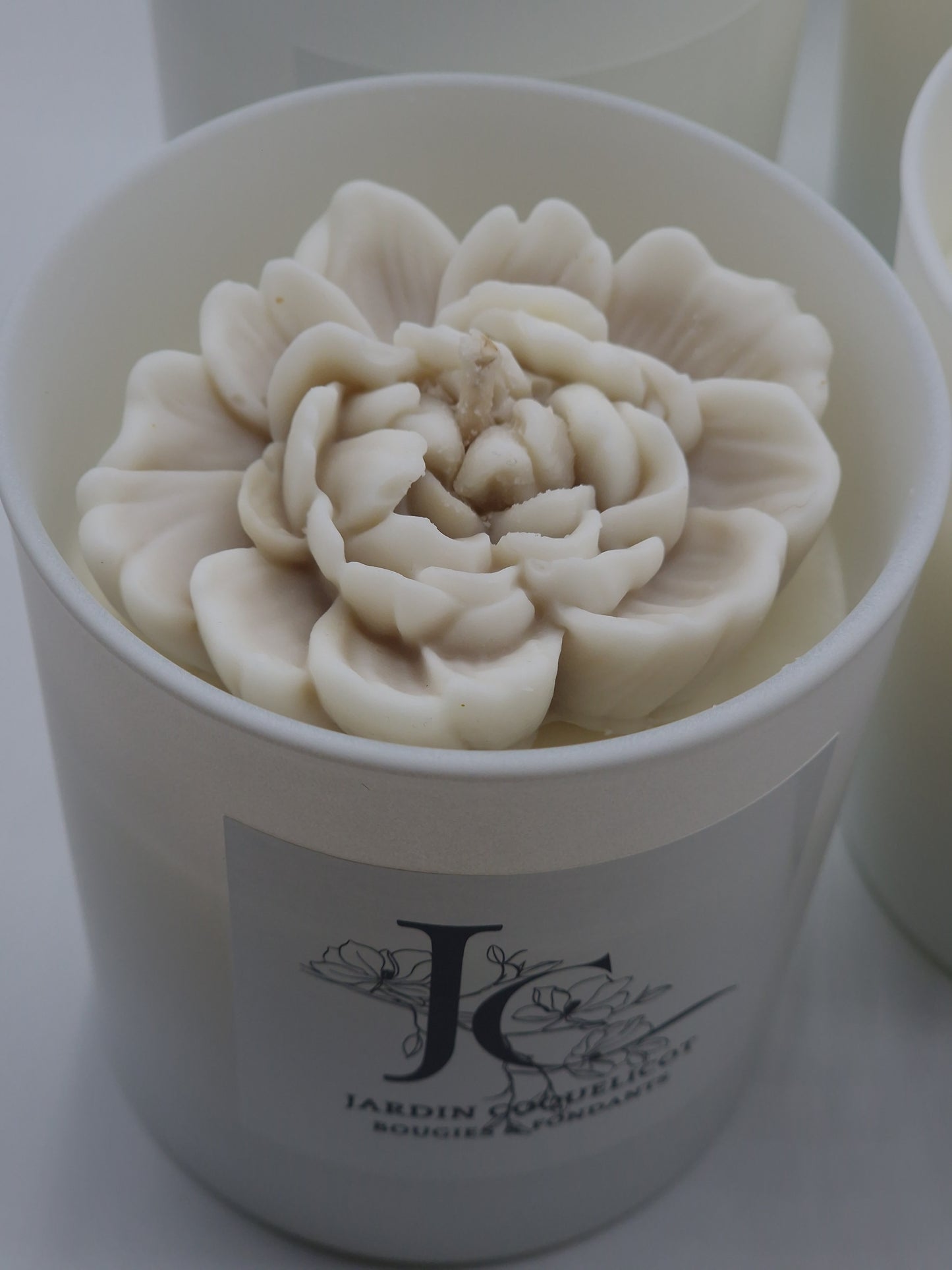 Bougie avec fleur sur le dessus