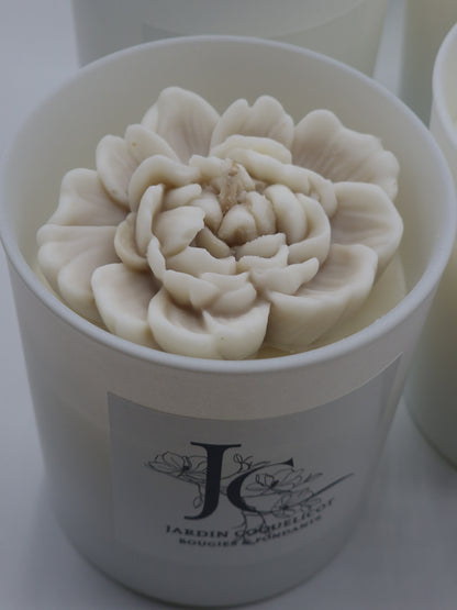 Bougie avec fleur sur le dessus