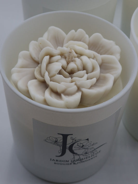 Bougie avec fleur sur le dessus